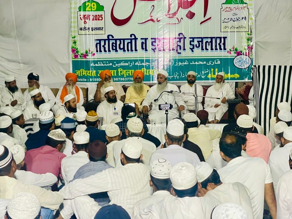 मौलाना हबीबुल्ला मदनी बयान करते हुए। साथ सिख भाई चारा से दिलबाग सिंह जी आदी।