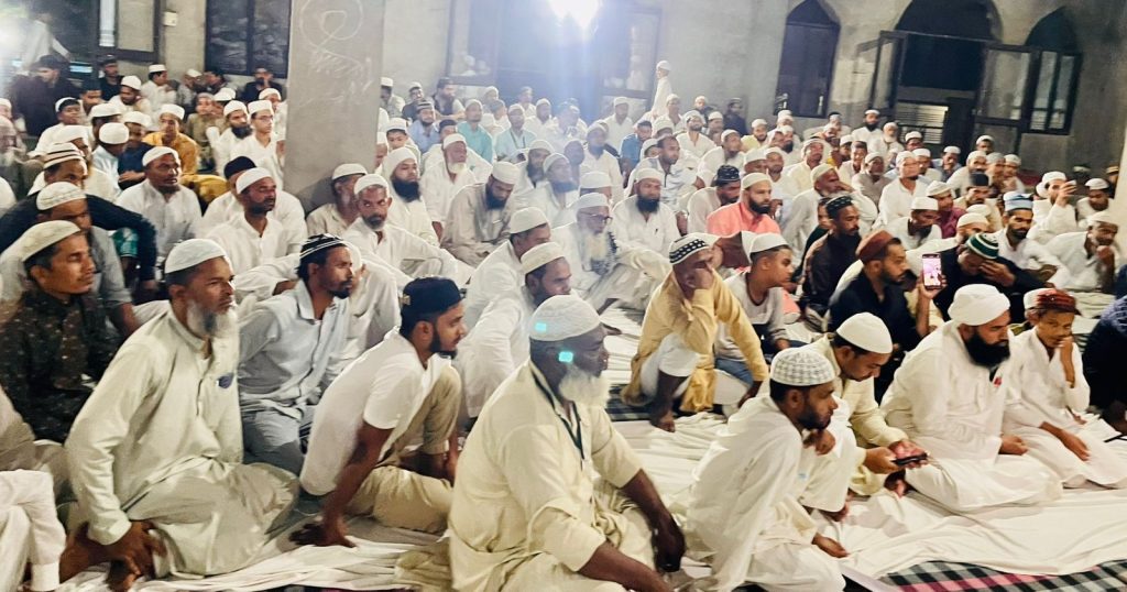 प्रशिक्षण शिविर में उपस्थित लोगों की भीड़।